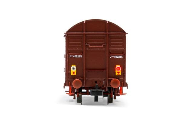 RENFE, vagón cerrado de 2 ejes J2, decoración marron, con persianas abiertas y luz roja trasera intermitente, ép. IV