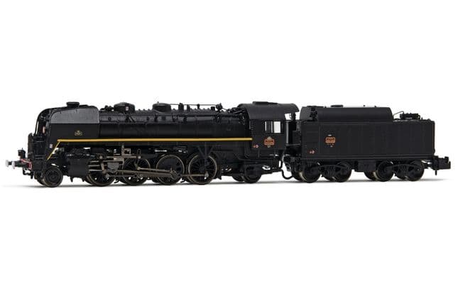 SNCF, Dampflokomotive 141 R 840, mit BoxpokRädern auf der Treibachse, Tender mit großem Ölbunker, in schwarzer Lackierung mit gelber Linie, Ep. III, mit DCC-Sounddecoder