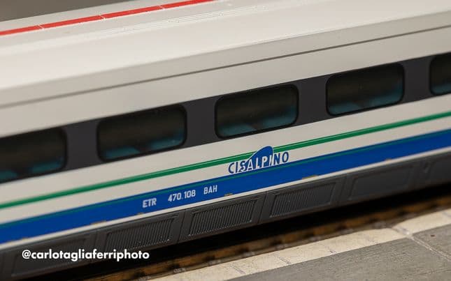 Cisalpino, set base di 4 unità, treno ad alta velocità ad assetto variabile ETR 470, livrea d'origine con fascia anteriore rossa, ep. V