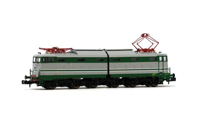 FS, schwere sechsachsige Elektrolokomotive der Reihe E.646 in grün-grauer Farbgebung mit Aluminiumzierstreifen, schwarzen Drehgestellen und großen Trittstufen, Ep. IV