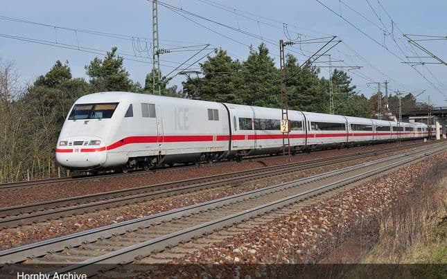 DB AG, set di 3 carrozze aggiuntive ICE 1 BR 401, livrea bianca/rossa, composto da 1 carrozza ristorante e 2 carrozze di 2a classe, Tz 157 "Landshut, ep. VI