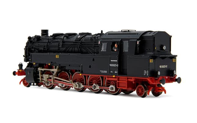 DR, Dampflokomotive BR 95 0023-2, mit Ölfeuerung, in rot/schwarzer Lackierung, Ep. IV