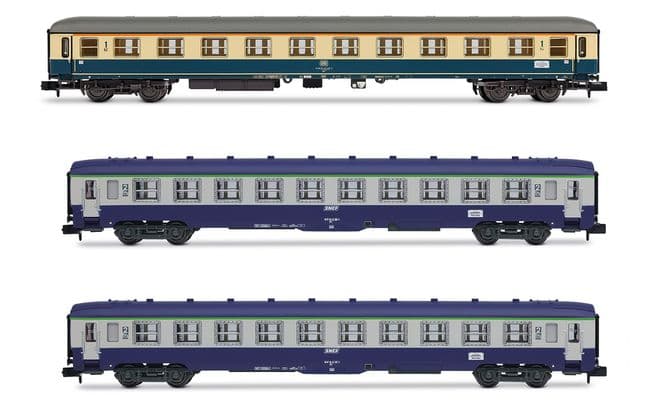 3-tlg. Set Reisezugwagen „D242 Paris – Berlin – Warszawa“, bestehend aus 1 x DB Am in blau-beiger Farbgebung und 2 x SNCF DEV AO B10, Ep. IV