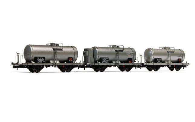 FS, 3-unit set of 2-axle tank wagons VZkk (2 without brakeman's cab, 1 with), 27 m3 tank, period IV