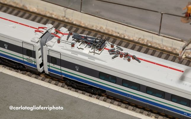 Cisalpino, set base di 4 unità, treno ad alta velocità ad assetto variabile ETR 470, livrea d'origine con fascia anteriore rossa, ep. V