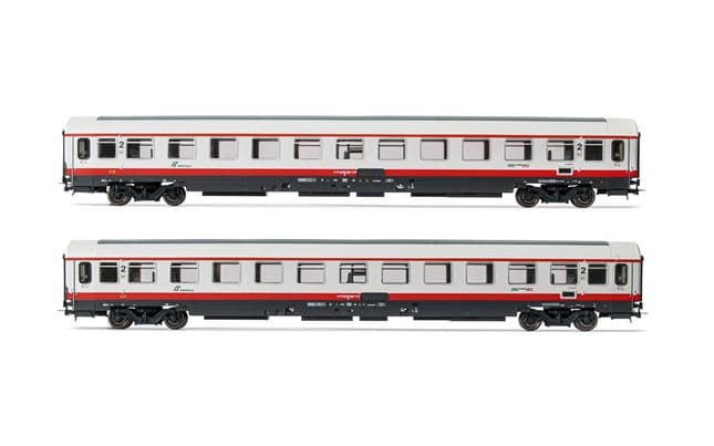 FS, 2-unit pack passenger coaches type UIC-Z renovated (progetto 901/300) in "FRECCIABIANCA"-livery, contains two 2nd class coaches, period VI
