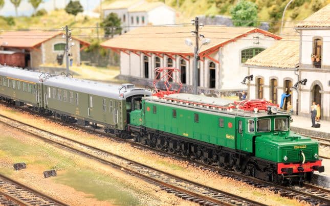 RENFE, 2-unit set of 5000 coaches, consisting of 1 x BBD4 baggage + 1 x AAR bar, with old bellows, in olive green livery, ep. IV