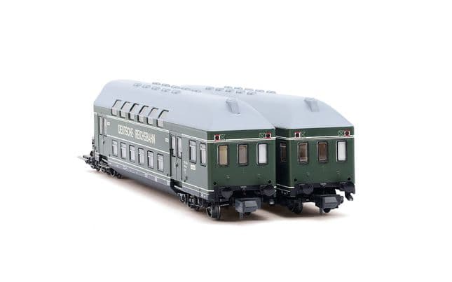 DR, 2-tlg. Doppelstockwagen der Bauart DB7 in flaschengrün-grauer Farbgebung „DEUTSCHE REICHSBAHN", Ep. III