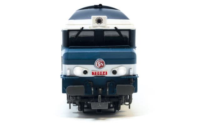 SNCF, locomotive diesel CC à 6 essieux 72084, livrée bleue avec logo « Carmillon », ép. V