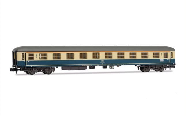 3-tlg. Set Reisezugwagen „D242 Paris – Berlin – Warszawa“, bestehend aus 1 x DB Am in blau-beiger Farbgebung und 2 x SNCF DEV AO B10, Ep. IV