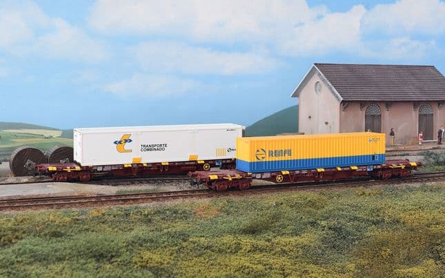 RENFE, 4-axle container wagon MMC3, in oxid red livery, with refrigerator container "Transporte Combinado", ep. V