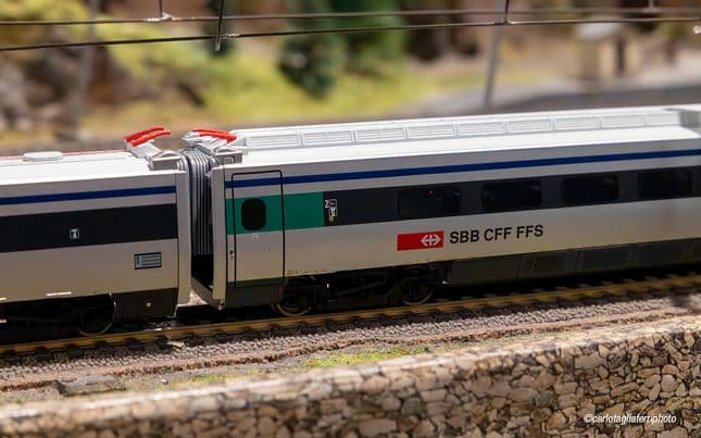 FFS, set base di 4 unità, treno ad alta velocità ad assetto variabile ETR 470, livrea argento con strisce blu, ep. V