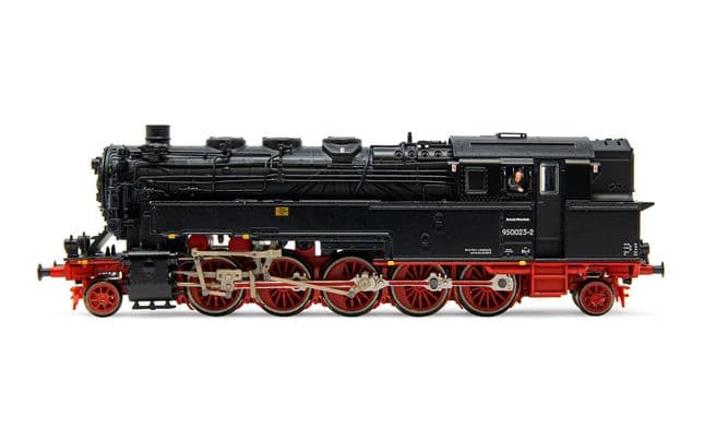 DR, Dampflokomotive BR 95 0023-2, mit Ölfeuerung, in rot/schwarzer Lackierung, Ep. IV