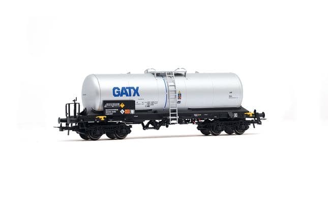 GATX, 4-axle tank wagon, with ladders on the lateral side of the tank, silver livery