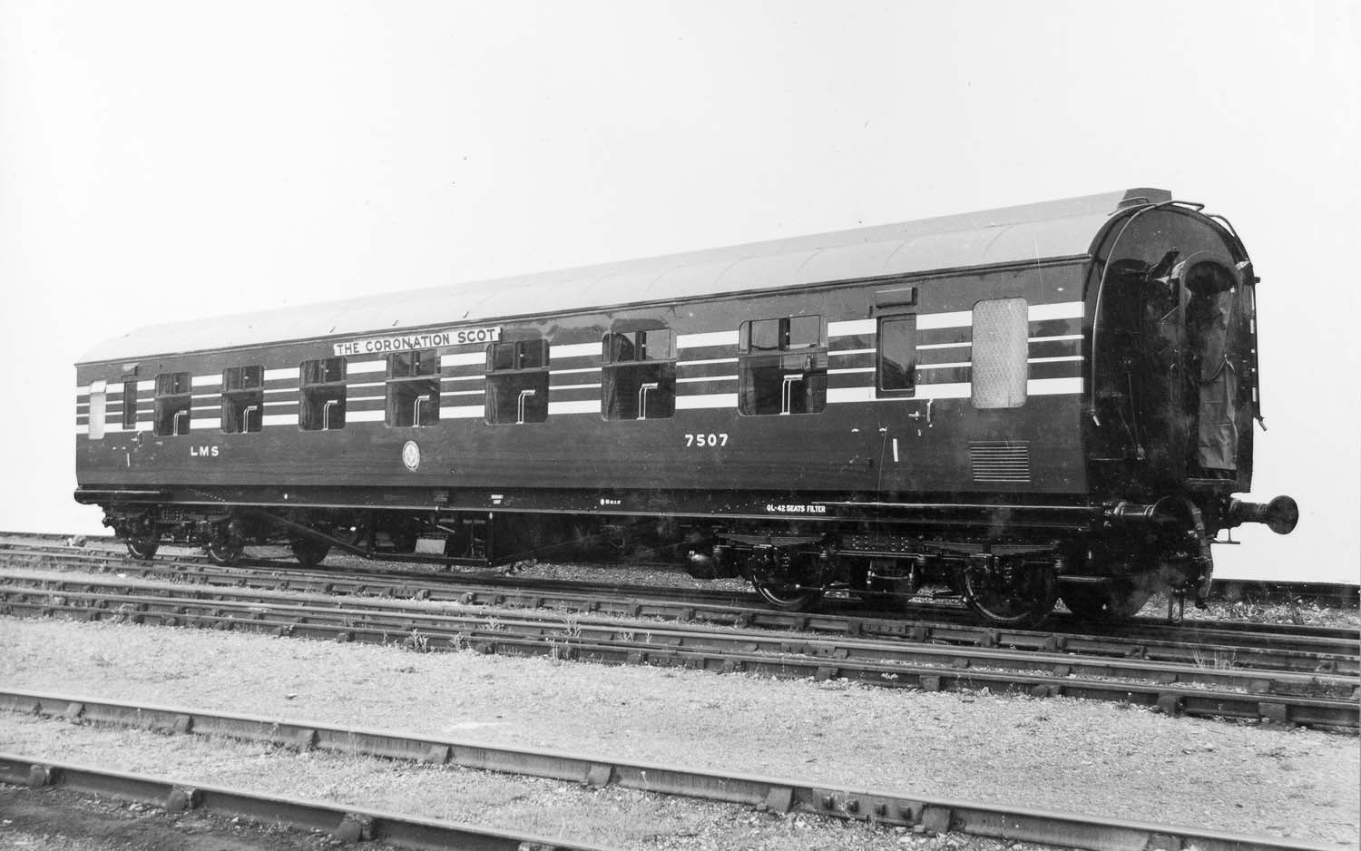 R4690 Hornby BR 57 Stanier Non-Corridor 3rd Class Coach Era 5 'M 11912 M'