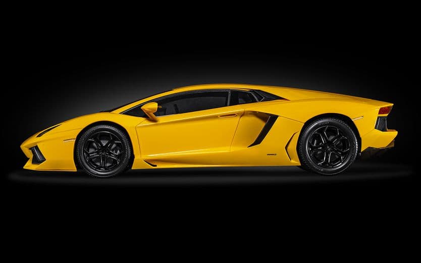 Lamborghini Aventador LP 700-4 Giallo Orion - 1:8 Scale Kit