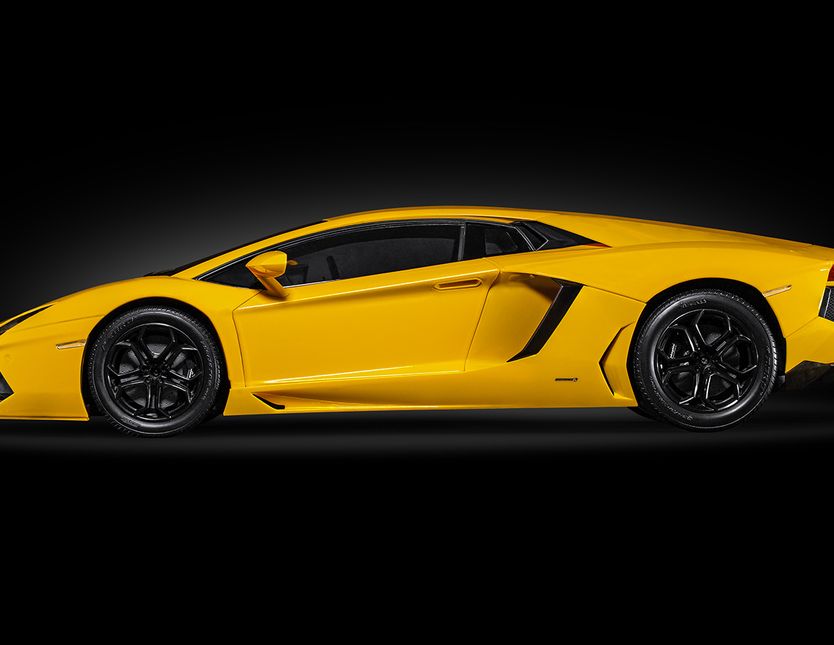 Lamborghini Aventador LP 700-4 Giallo Orion - 1:8 Scale Kit