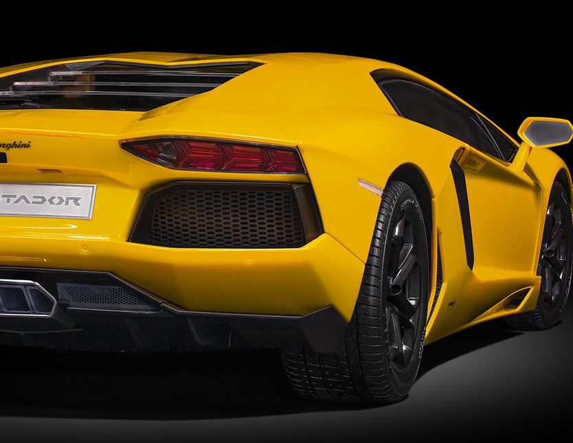 Lamborghini Aventador LP 700-4 Giallo Orion - 1:8 Scale Kit